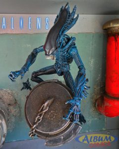 Gorilla Alien Neca Album Comics 01
